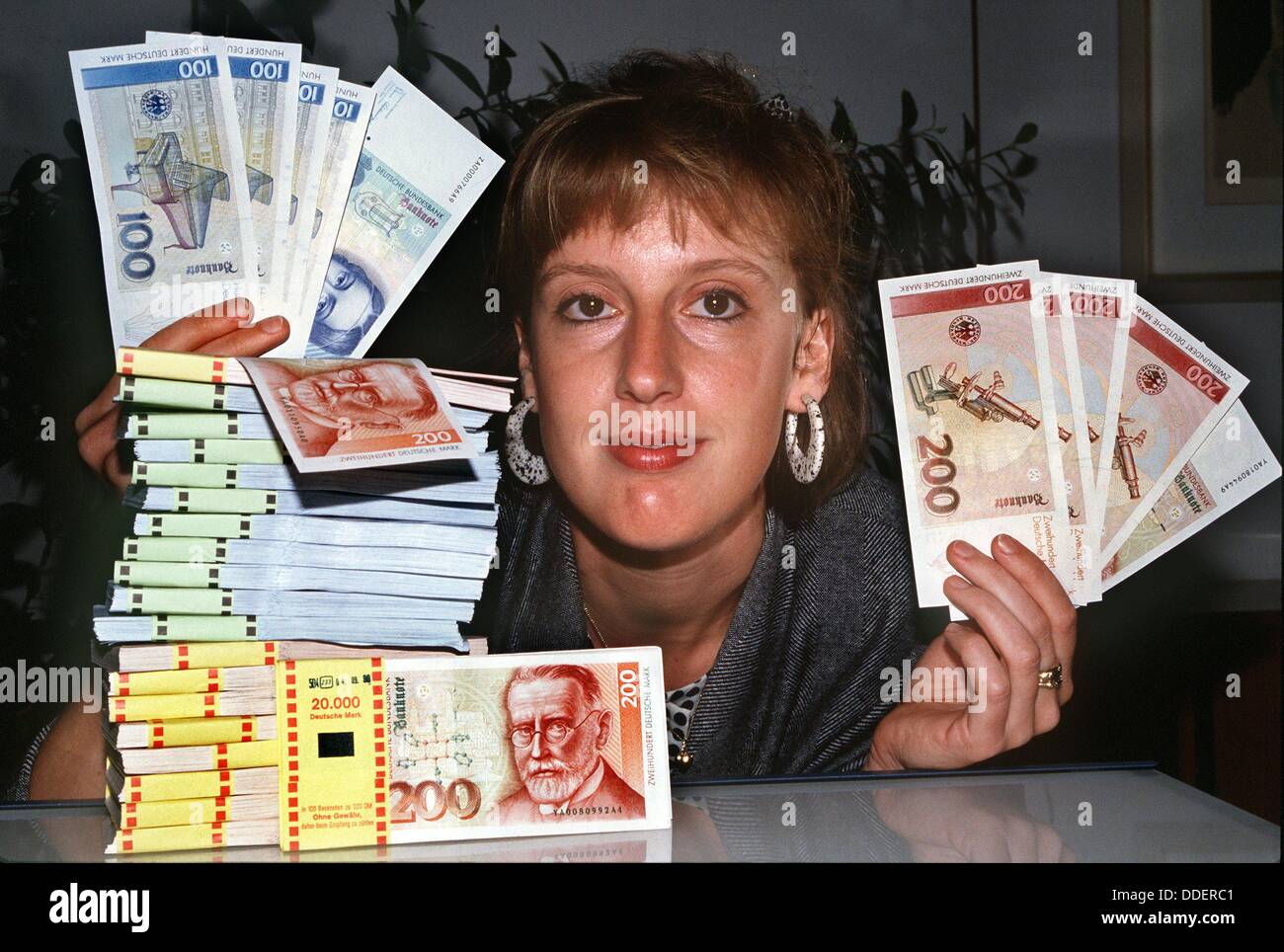 Ein Mitarbeiter der Deutschen Bank präsentiert die neue 100 und 200