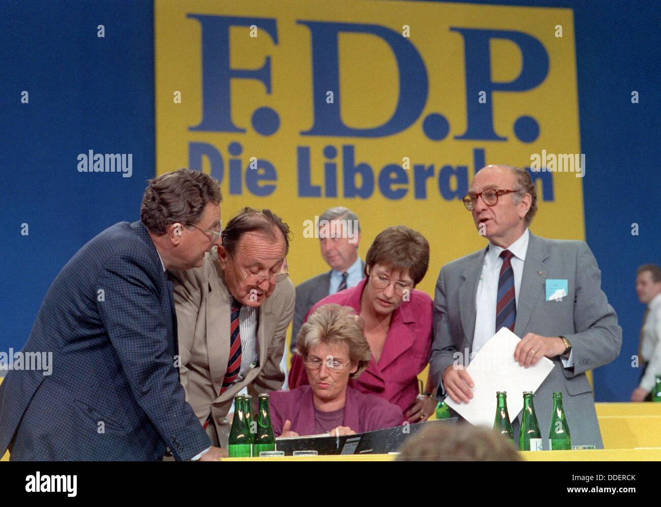 Diskutieren Sie die Liberalen (l-R) Gerhart Baum, Hans-Dietrich Genscher, Cornelia Schmalz-Jacobsen, Irmgard Adam-Schwaetzer und Vorsitzender der FDP Otto Graf Lambsdorff auf dem Parteitag der Vereinheitlichung der FDP in Hannover am 11. August 1990. Stockfoto