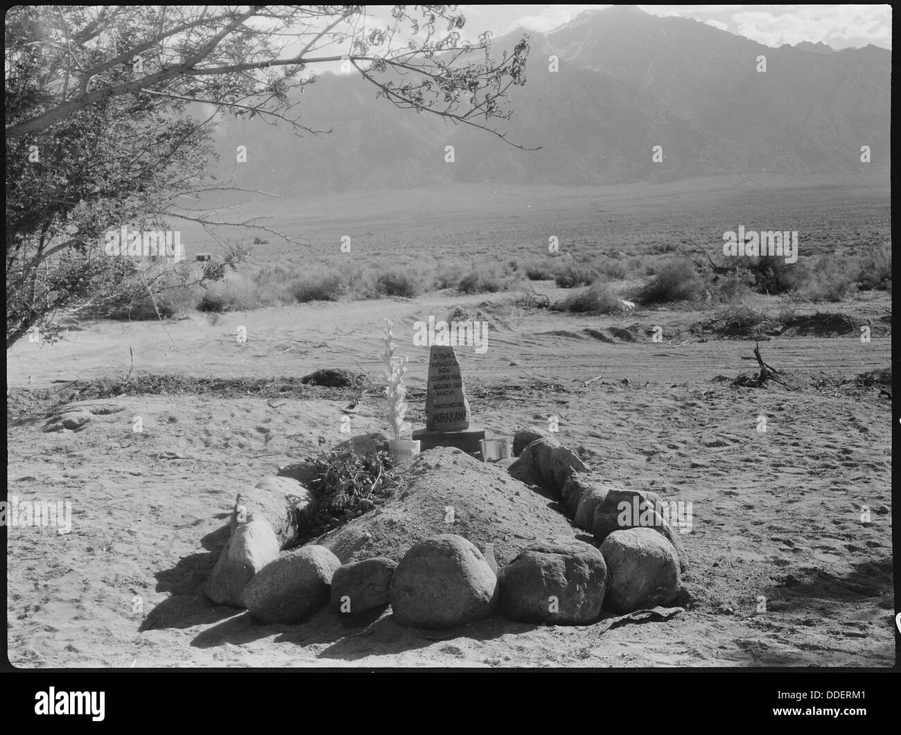 Das erste Grab auf dem Friedhof des Manzanar Relocation Center in Kalifornien markiert die Ruhestätte eines Gefangenen, der während der Internierung starb. Dieses Bild spiegelt die Geschichte des Manzanar-Lagers und die Internierung japanischer Amerikaner während des Zweiten Weltkriegs wider Stockfoto