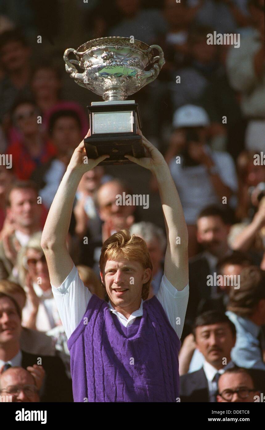 (Dpa-Dateien) - deutsche Tennisstar Boris Becker präsentiert stolz seine Trophäe nach dem Gewinn der Australian Open in Melbourne, Australien, 27. Januar 1991. Der Sieg machte ihn die Nummer 1 der Tennis-Weltrangliste. Stockfoto