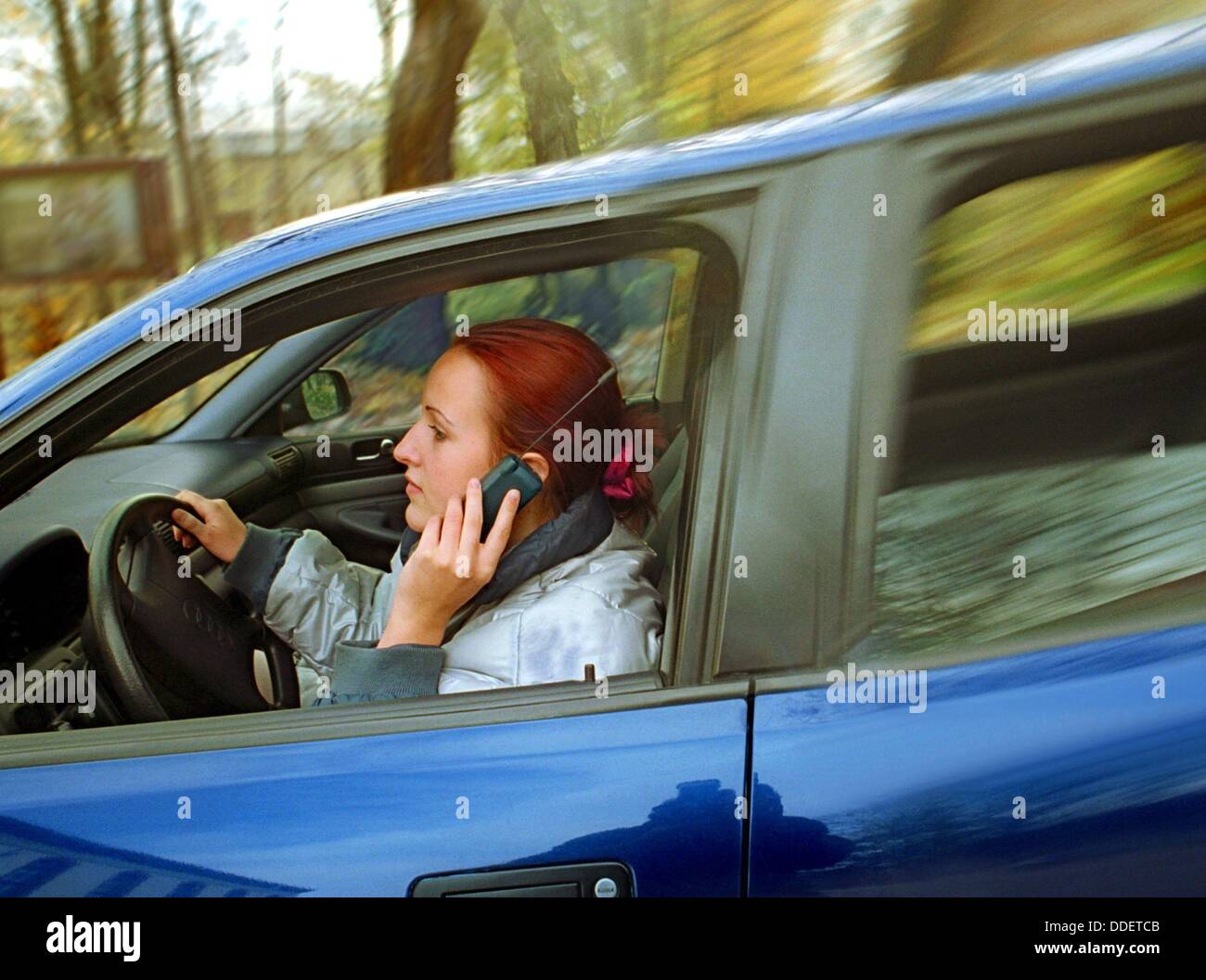Während Der Fahrt Bekommen Sie Einen Anruf Fein 2000 -Fotos und -Bildmaterial in hoher Auflösung – Alamy