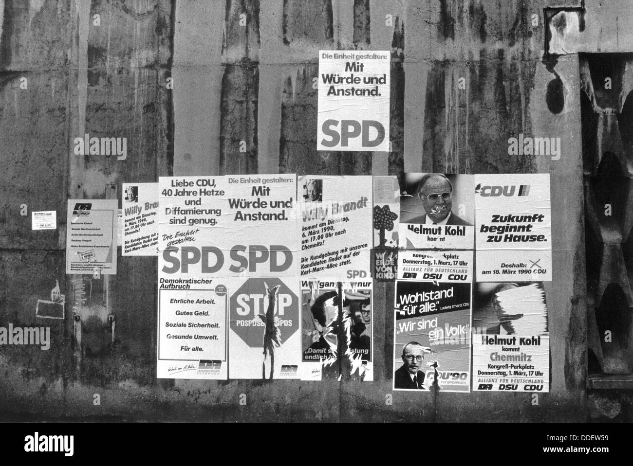 Das Bild zeigt Wahlplakate der verschiedenen Parteien in Karl-Marx-Stadt (später Chemnitz), 1. März 1990. Die erste kostenlose Stimmen "Volkskammer" (Volkskammer) fand am 18. März 1990 in der DDR. Foto: Eberhard Kloeppel Stockfoto