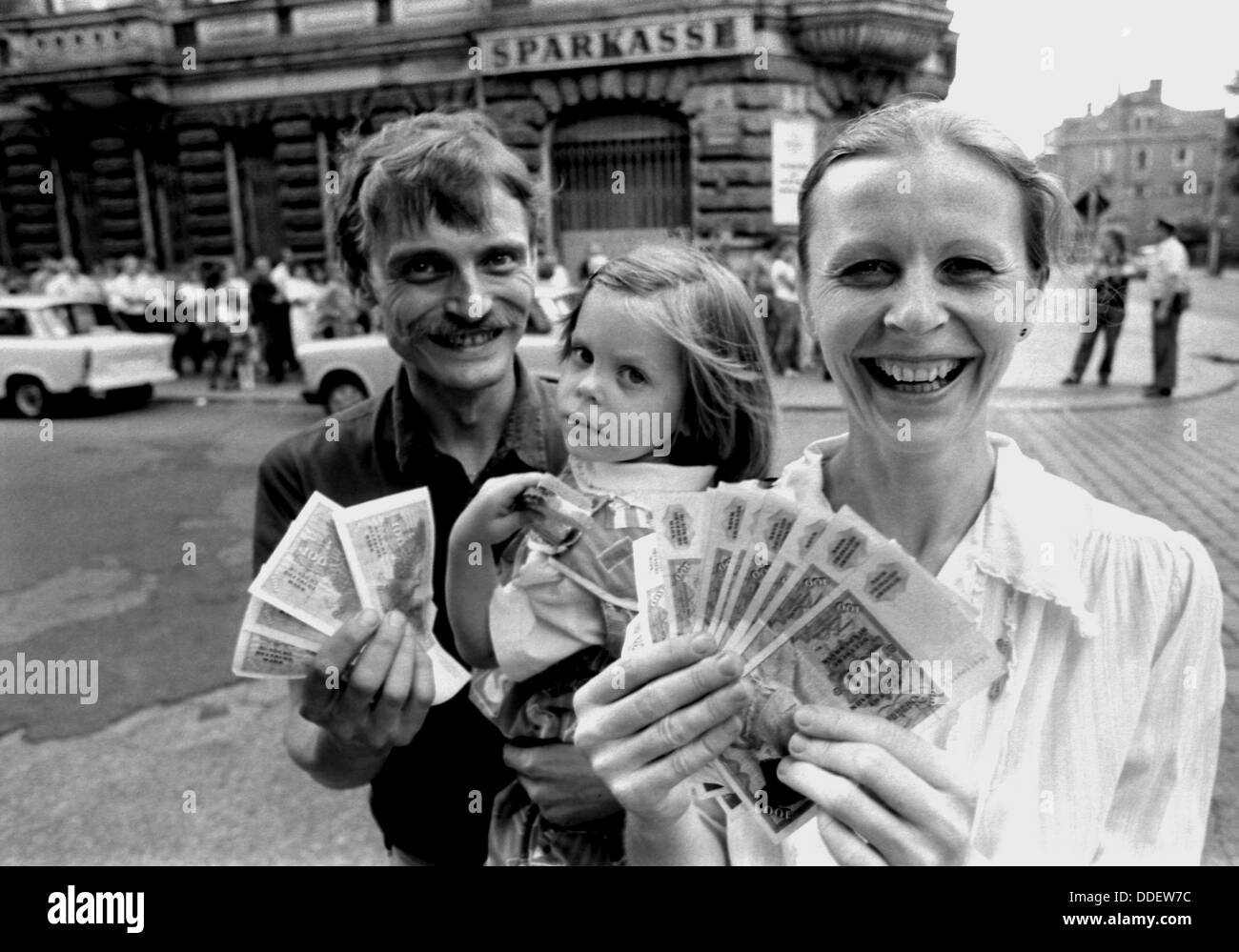 Eine Familie aus Dresden Änderungen DDR-Mark gegen 2000 Deutsche Mark am 1. Juli 1990. Die Währungsunion zwischen der Bundesrepublik und der DDR wurde am 1. Juli 1990. Stockfoto