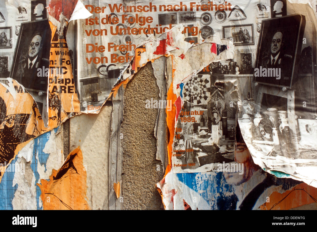 Abgerissene Wahlplakate für die DDR-Leute Kammerwahlen im Bild an einer Wand in Ost-Berlin, DDR, 1990. Foto: Peter Leske Stockfoto