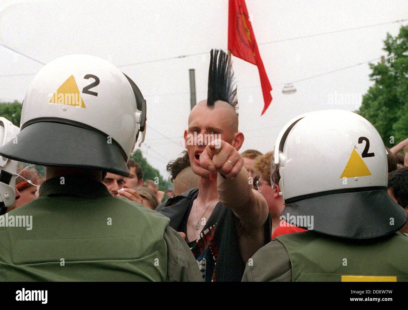 Ein punker Gesten in Richtung Teilnehmer einer rechtsextremen Kundgebung in Kassel am 6. Juni 1998. Stockfoto