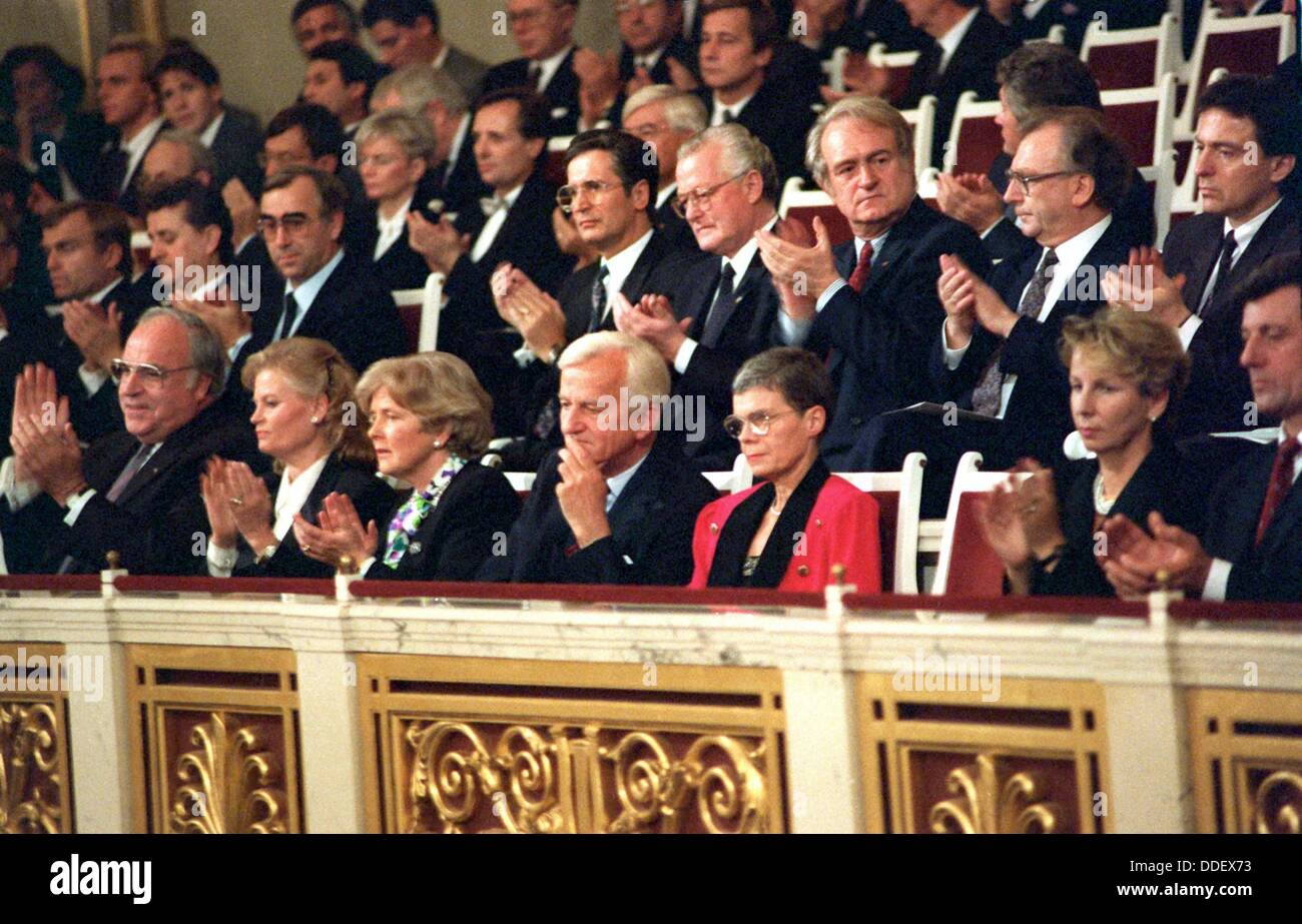 (Vorderreihe L-R) Bundeskanzler Helmut Kohl, seine Frau Hannelore, Marianne von Weizsaecker, ihr Mann Bundespräsident Richard von Weizsaecker, Ilse de Maiziere und Präsident der DDR Volkspartei Kammer Sabine Bergmann-Pohl, (2. Reihe R-L) DDR-Minister für Innenräume Peter-Michael Diestel, Ministerpräsident des Bundeslandes Baden-Württemberg Lothar Speath, Ministerpräsident des Bundeslandes Nord Rhein Westfalen Johannes Rau, Ministerpräsident des Bundeslandes Bayern Max Streibl , Oberbürgermeister von Bremen Klaus Wedemeier und deutschen Finanzminister Theo Waigel folgen Sie den offizielle Festakt auf der Stockfoto