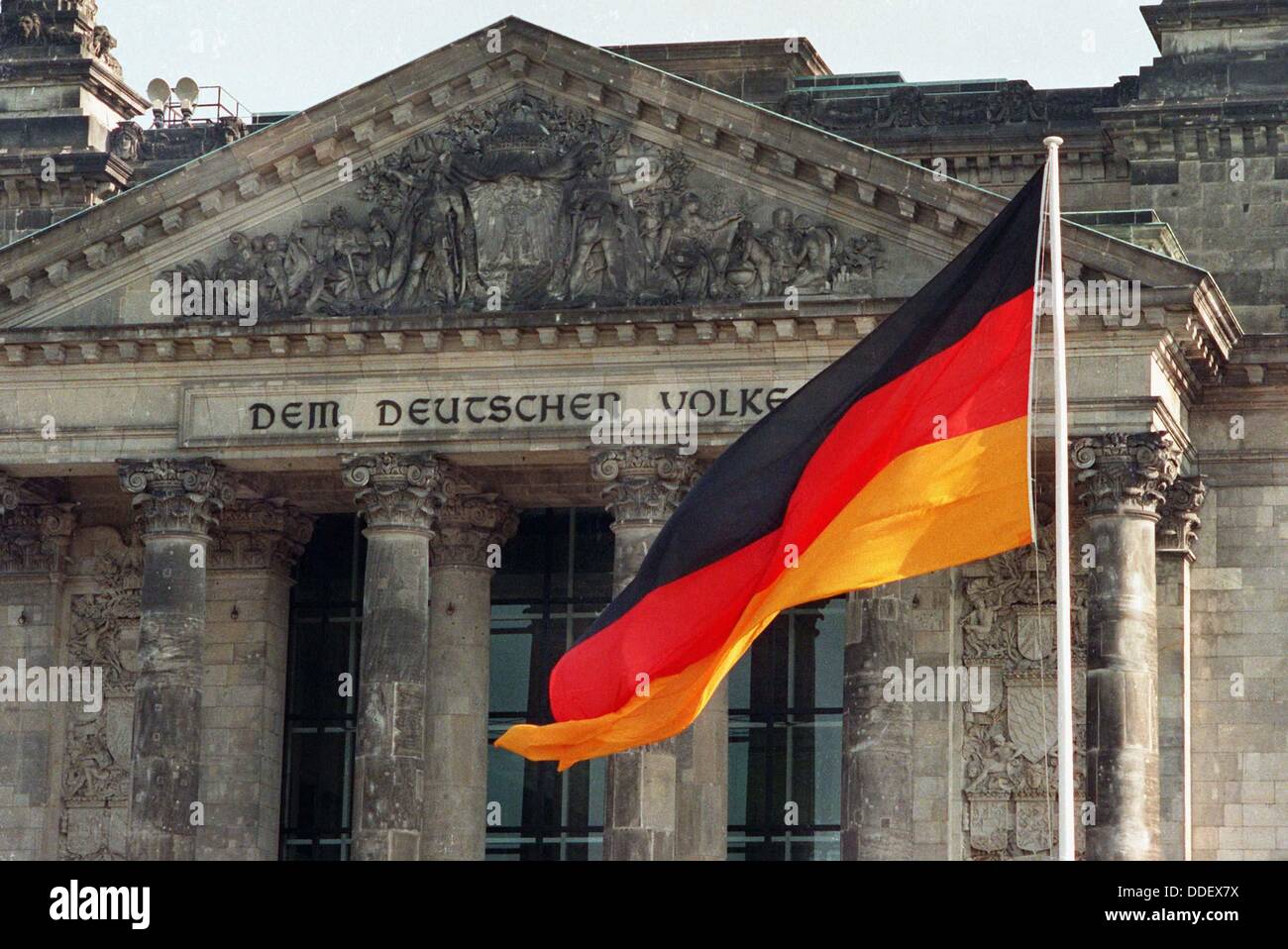 Blick auf das Reichstagsgebäude in Berlin, vor denen die deutsche Flagge am 3. Oktober 1990 zu sehen. Mit diesem Tag sind das deutsche Volk als souveräner Staat 45 Jahre nach dem zweiten Weltkrieg wieder vereint. Die DDR trat der Bundesrepublik Deutschland am 3. Oktober 1990 und existiert nicht mehr. Stockfoto