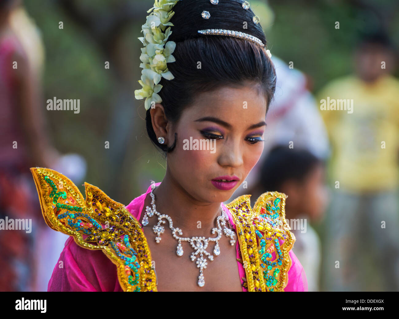 Frauen in ein fest für die Initiation der jungen Mönche Mandalay Myanmar Stockfoto