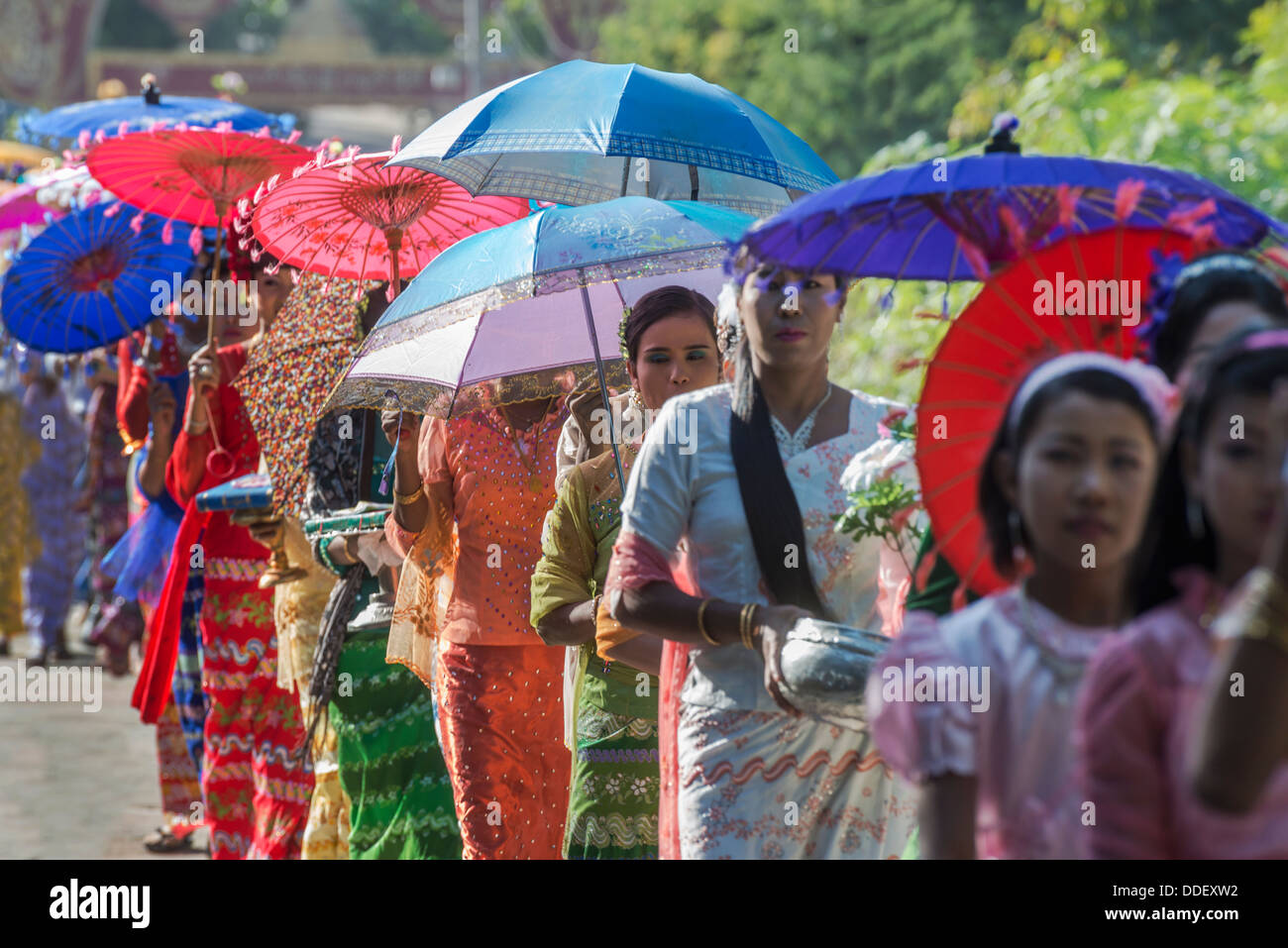 Frauen in ein fest für die Initiation der jungen Mönche Mandalay Myanmar Stockfoto