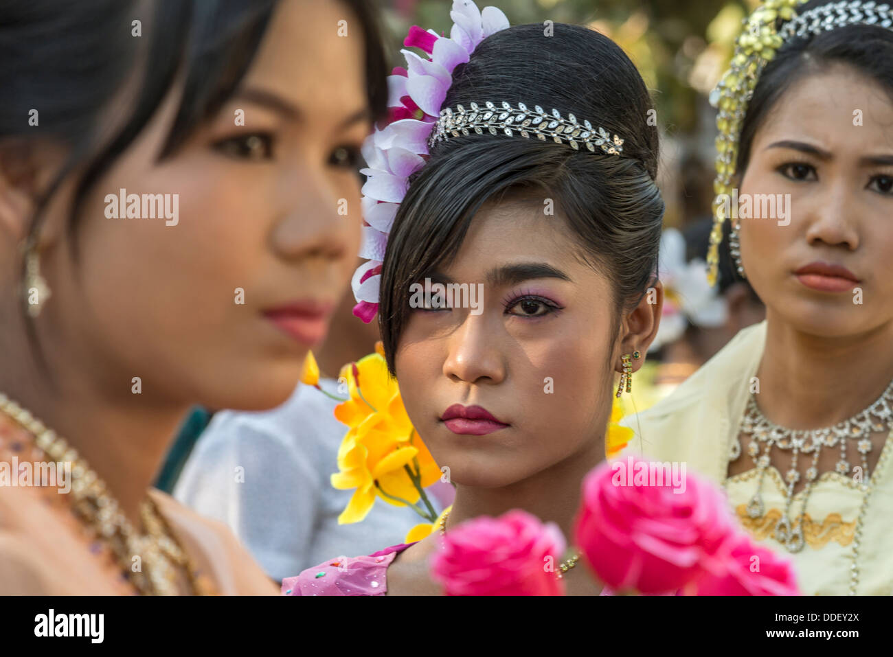 Frauen in ein fest für die Initiation der jungen Mönche Mandalay Myanmar Stockfoto