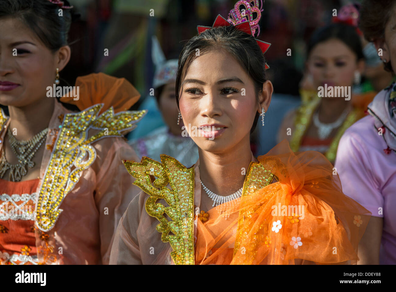 Frauen in ein fest für die Initiation der jungen Mönche Mandalay Myanmar Stockfoto