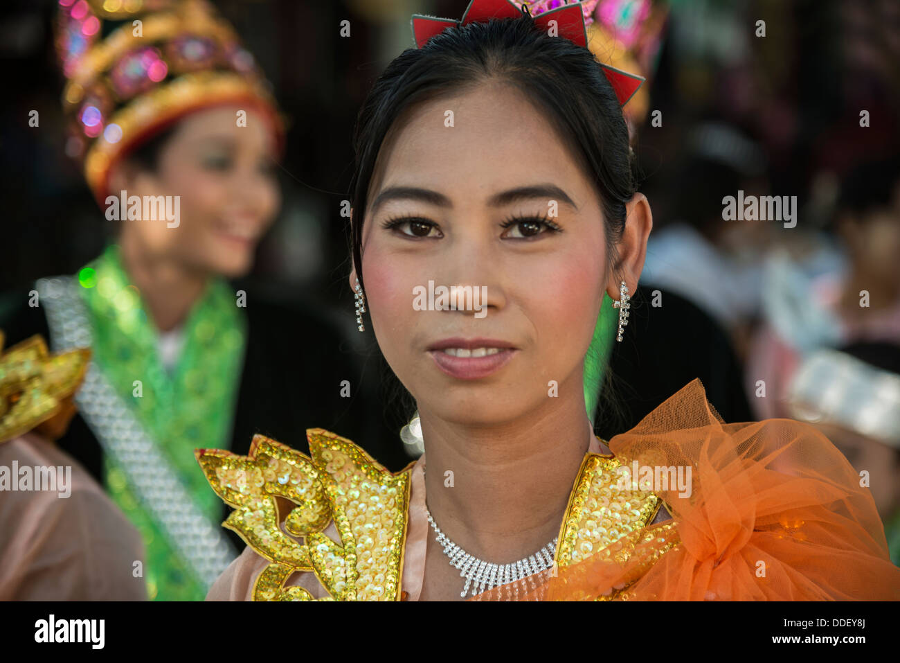 Frauen in ein fest für die Initiation der jungen Mönche Mandalay Myanmar Stockfoto