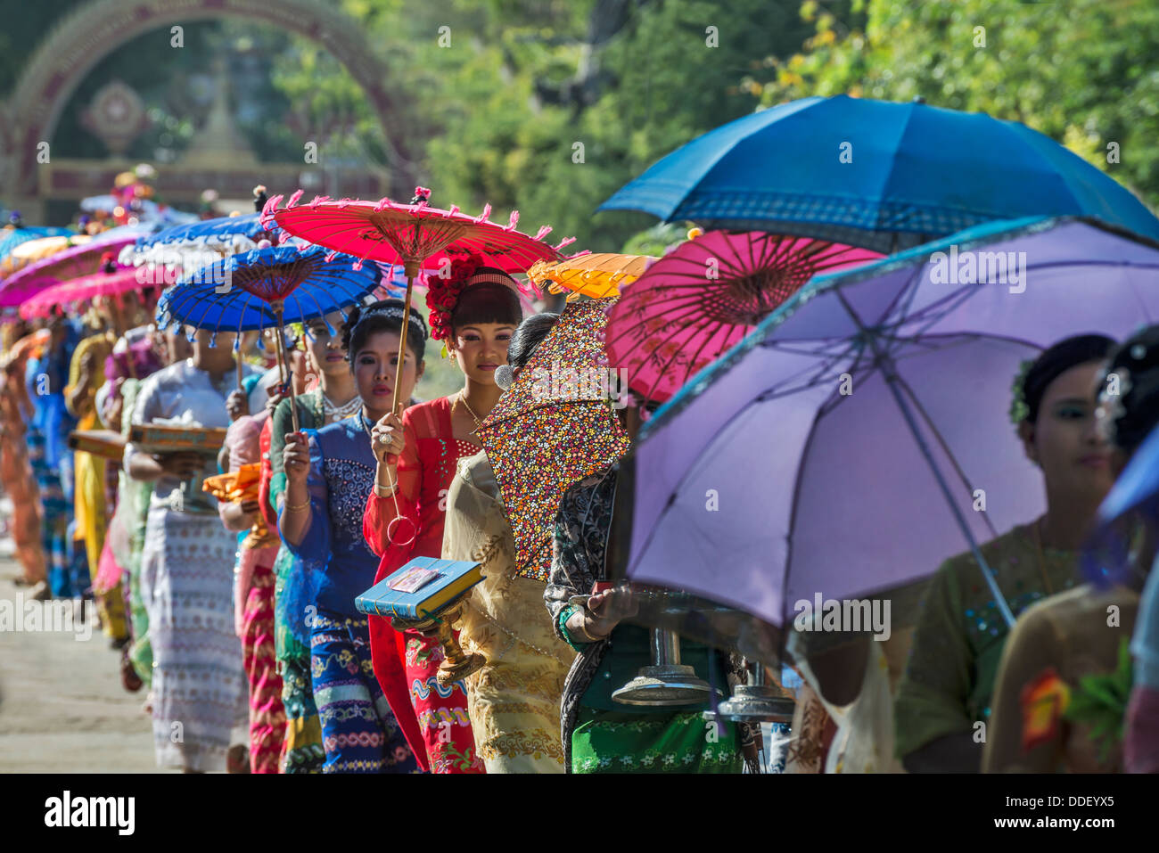 Frauen in ein fest für die Initiation der jungen Mönche Mandalay Myanmar Stockfoto