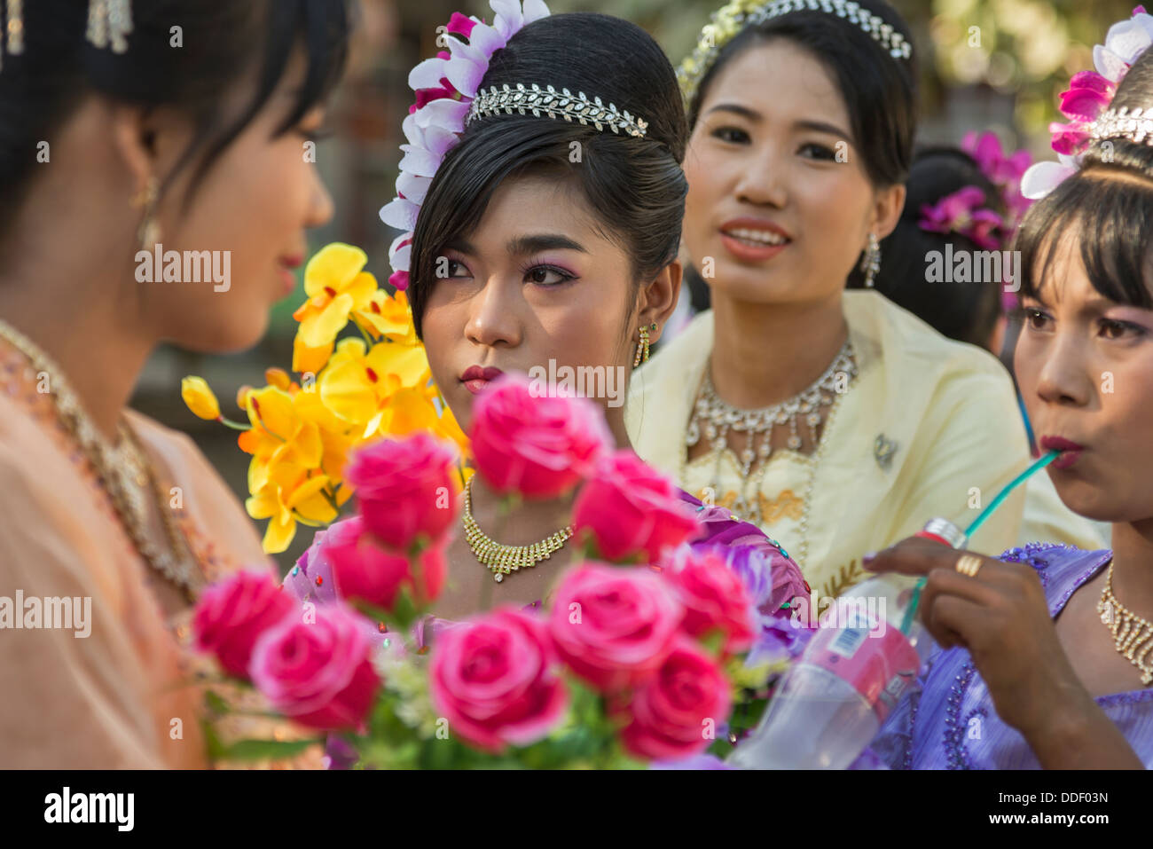 Frauen in ein fest für die Initiation der jungen Mönche Mandalay Myanmar Stockfoto