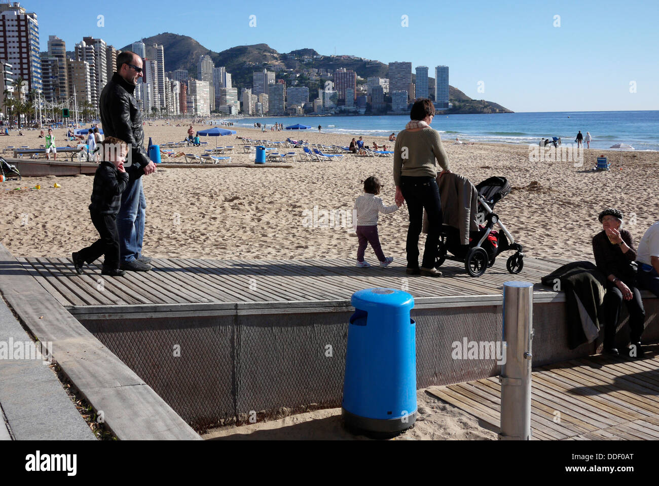 Behindertengerechter Zugang zum Strand Levante in Benidorm, Costa Blanca Spain Stockfoto