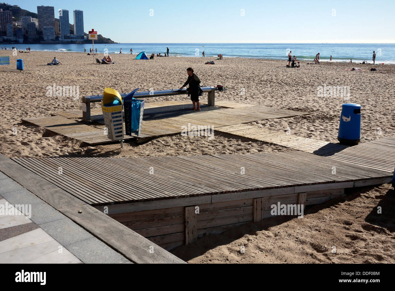 Behindertengerechter Zugang zum Strand Levante in Benidorm, Costa Blanca Spain Stockfoto