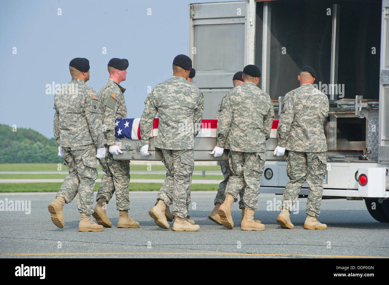 Dover, Delaware, USA. 31. August 2013. Ein Verteilergetriebe mit den Überresten von Staff Sergeant Michael H. Ollis, United States Army, werden durch ein Transfer Team während einer Zeremonie würdevoll Transfer an Dover AFB in Dover, Delaware Samstag, 31. August 2013 übernommen. Ollis starb Operation Enduring Freedom in Afghanistan zu unterstützen. Bildnachweis: Ron Sachs / CNP (Einschränkung: NO New York oder New Jersey Zeitungen oder Zeitschriften in einem Umkreis von 75 Meilen von New York City) © Dpa picture-Alliance/Alamy Live News Stockfoto