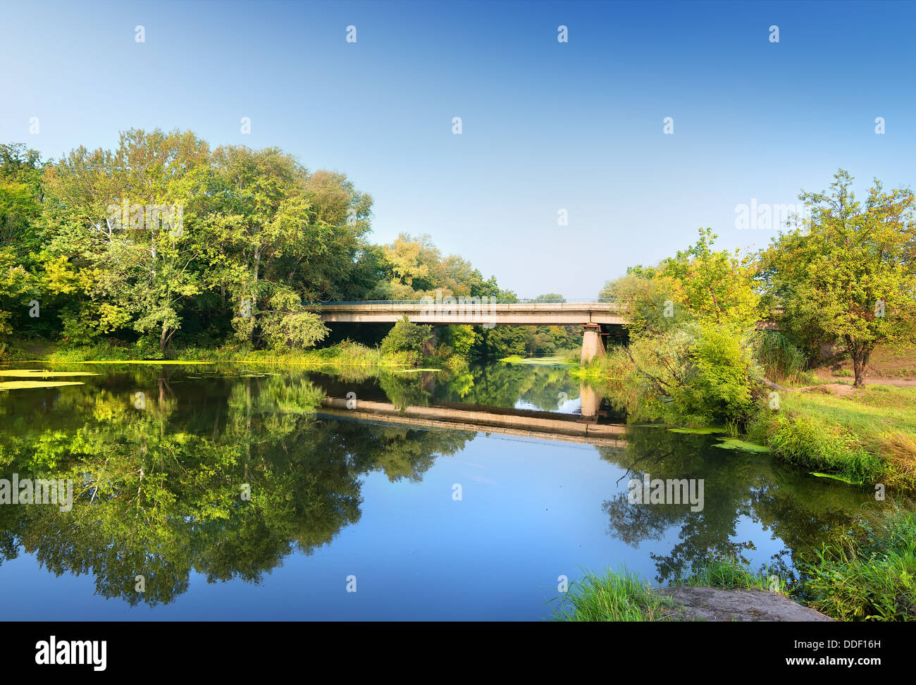 Brücke über den Fluss in hellen, sonnigen Tag Stockfoto
