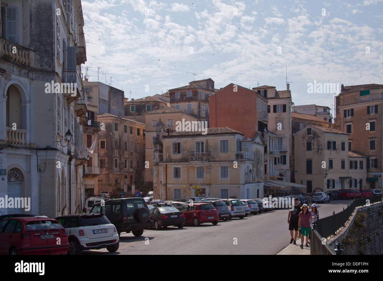 Straßenansicht von Corfu Stadt mit alten Häusern Stockfoto