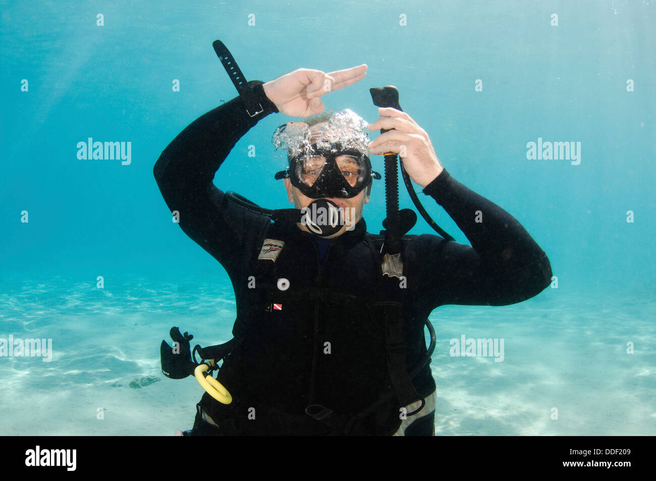 Pumpen Sie Auftrieb Kompensator Unterwasser Hand Zeichen Taucher zeigt die Zeichensprache für Taucher. Stockfoto