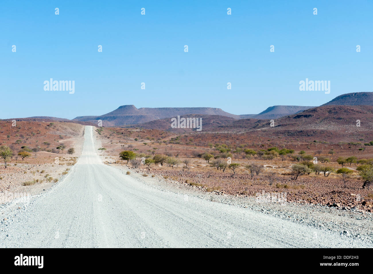 Breiten, geraden Schotterstraße in ariden Landschaft, Kunene Region, Namibia Stockfoto
