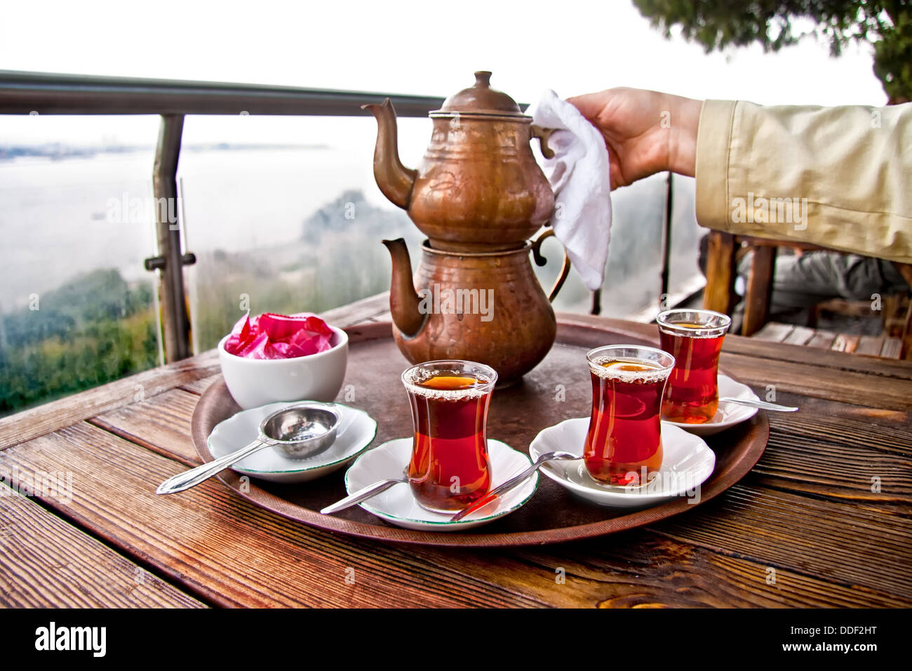 Türkischer Tee Serviert Stockfotos und -bilder Kaufen - Alamy