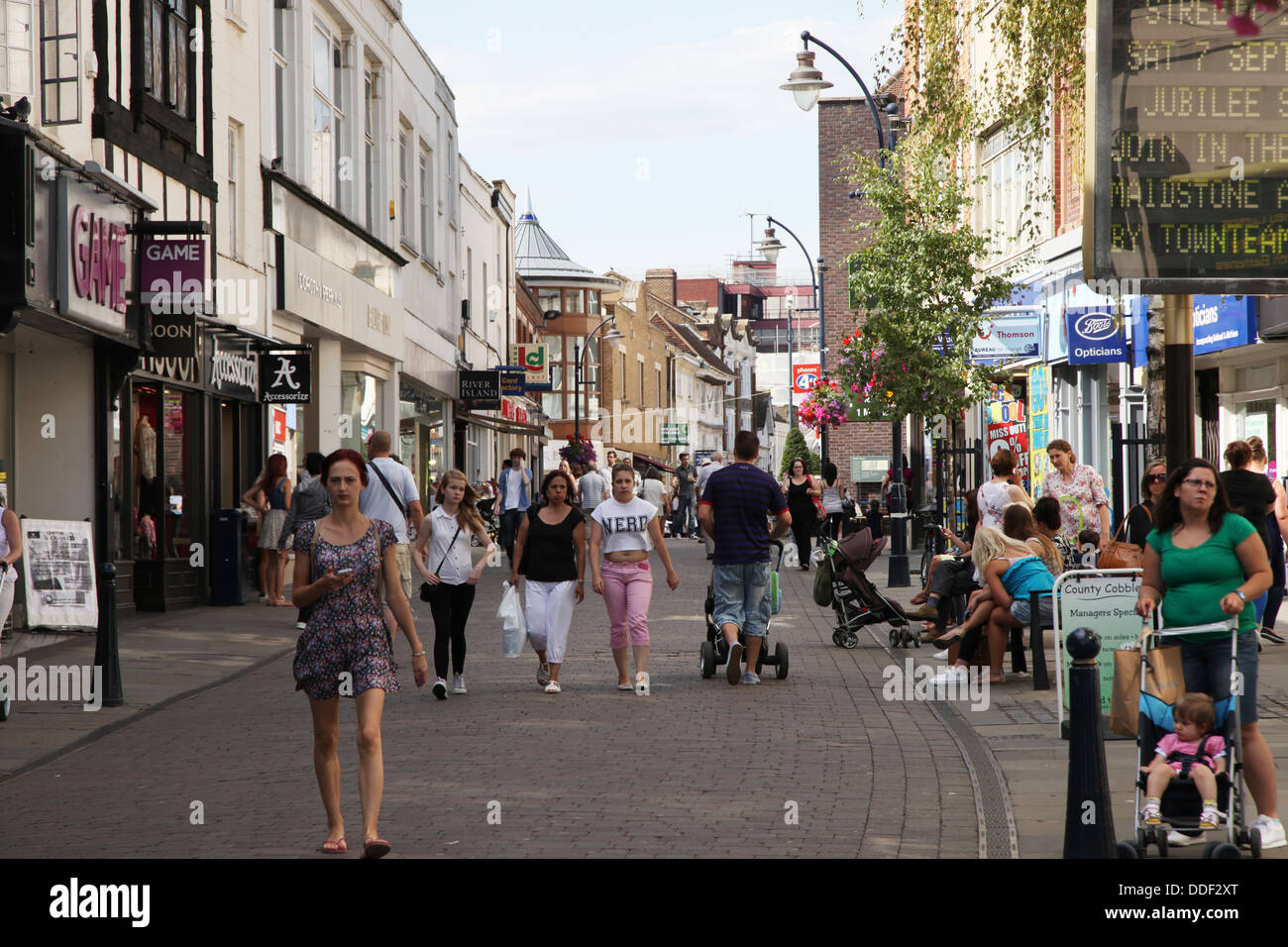 Eine belebte Fußgängerzone Zentrum von Maidstone, Kent. Stockfoto