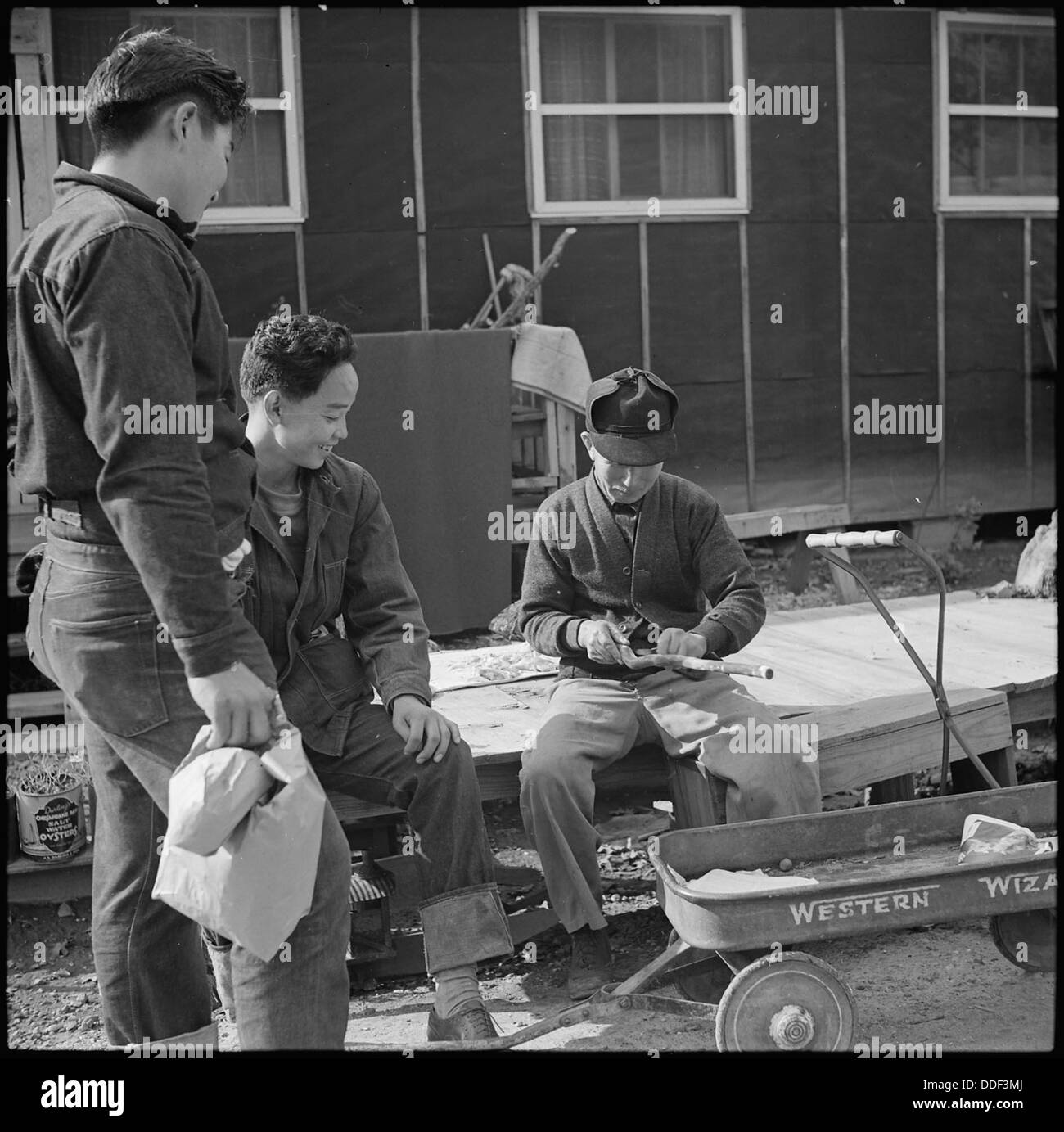 Im Rohwer Relocation Center in McGehee, Arkansas, zeigten viele Evakuierte, vor allem Japaner, bemerkenswerte Holzschnitzereien. Dieses Bild zeigt ihre Handwerkskunst während ihrer Zeit im Lager. Stockfoto
