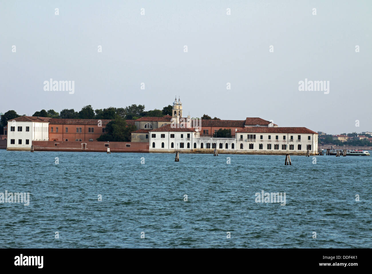 Türme und Gebäude der Universität auf der Insel San Servolo in Venedig Stockfoto