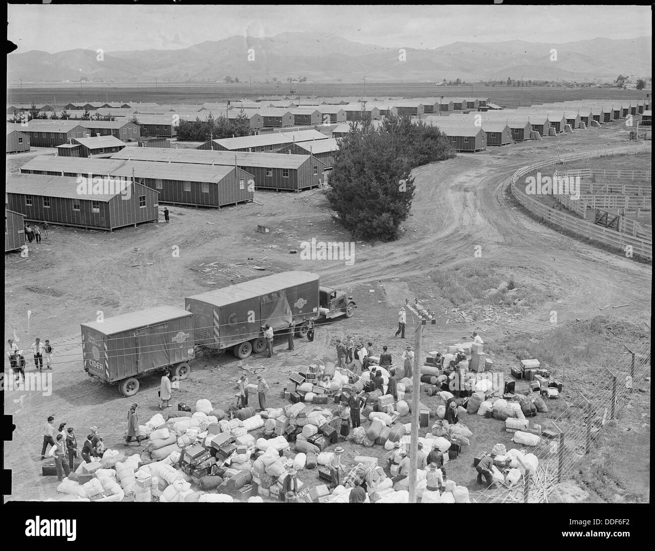 Salinas, Kalifornien. Vogelperspektive von Viertel und Gepäck im Salinas Assembly Center. 536169 Stockfoto