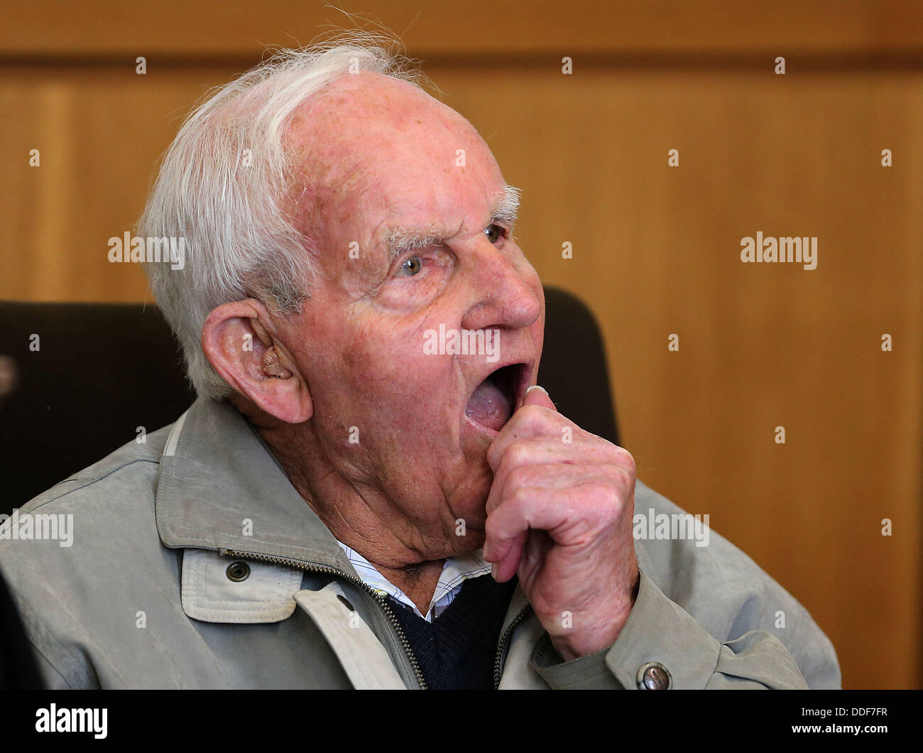 Hagen, Deutschland. 02. September 2013. Die Beklagte Siert Bruins sitzt in dem Landgericht in Hagen, Deutschland, 2. September 2013. Die 92-j hrige werden des Mordes an eine niederländische Widerstandskämpfer 1944 vorgeworfen. Foto: OLIVER BERG/Dpa/Alamy Live News Stockfoto