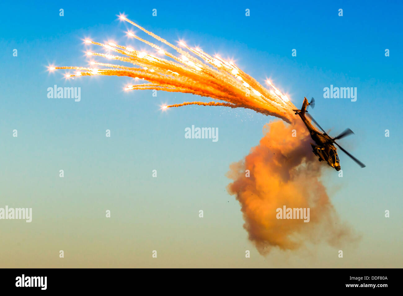 Israelische Luftwaffe (IAF) Boeing Apache AH-64A (Petén) Hubschrauber im Flug Emitting Anti-Raketen-Fackeln Stockfoto