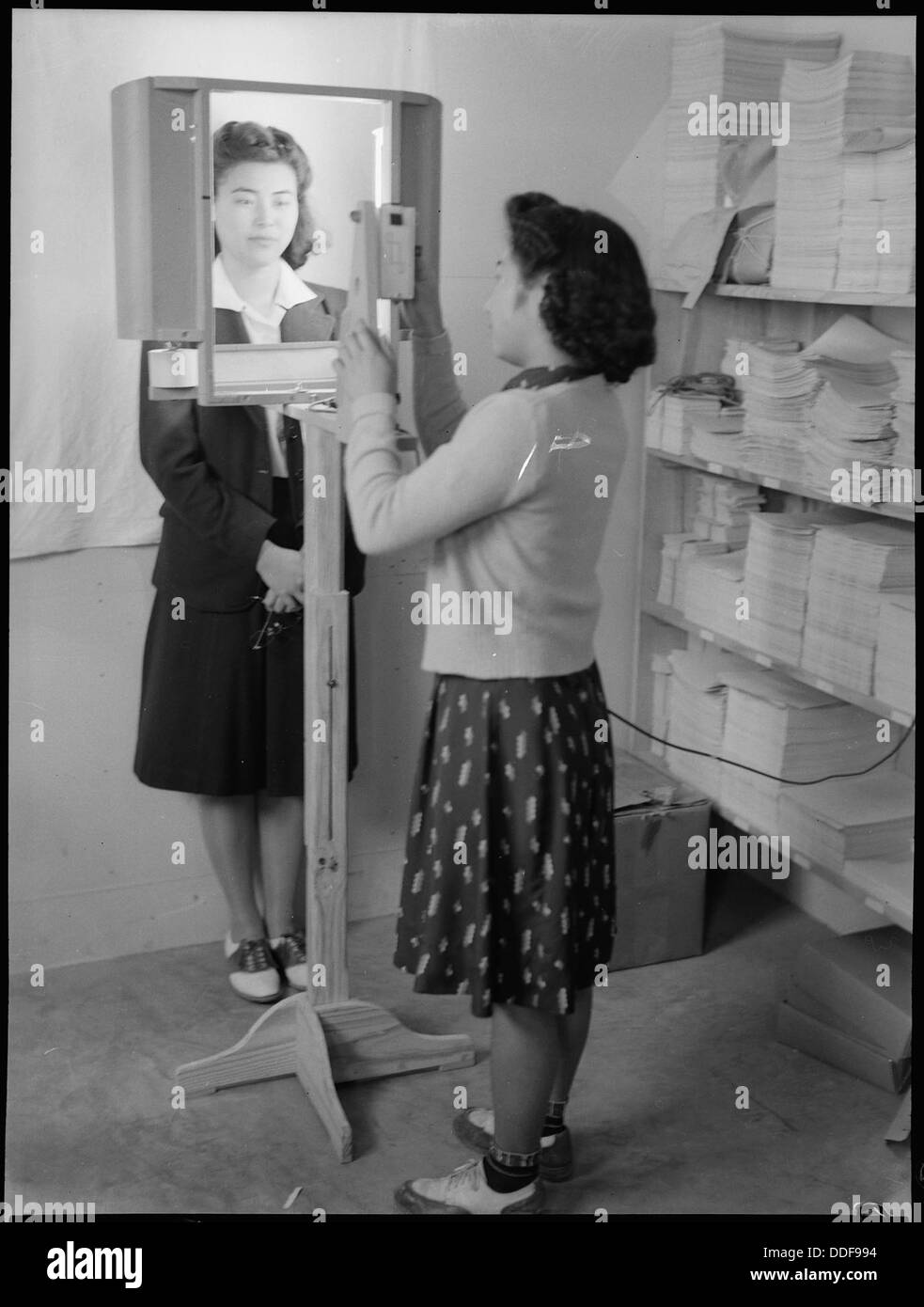 Dorothy Maruki ließ ihr Identifikationsfoto im Jerome Relocation Center in Dermott, Arkansas während des Zweiten Weltkriegs machen. Stockfoto