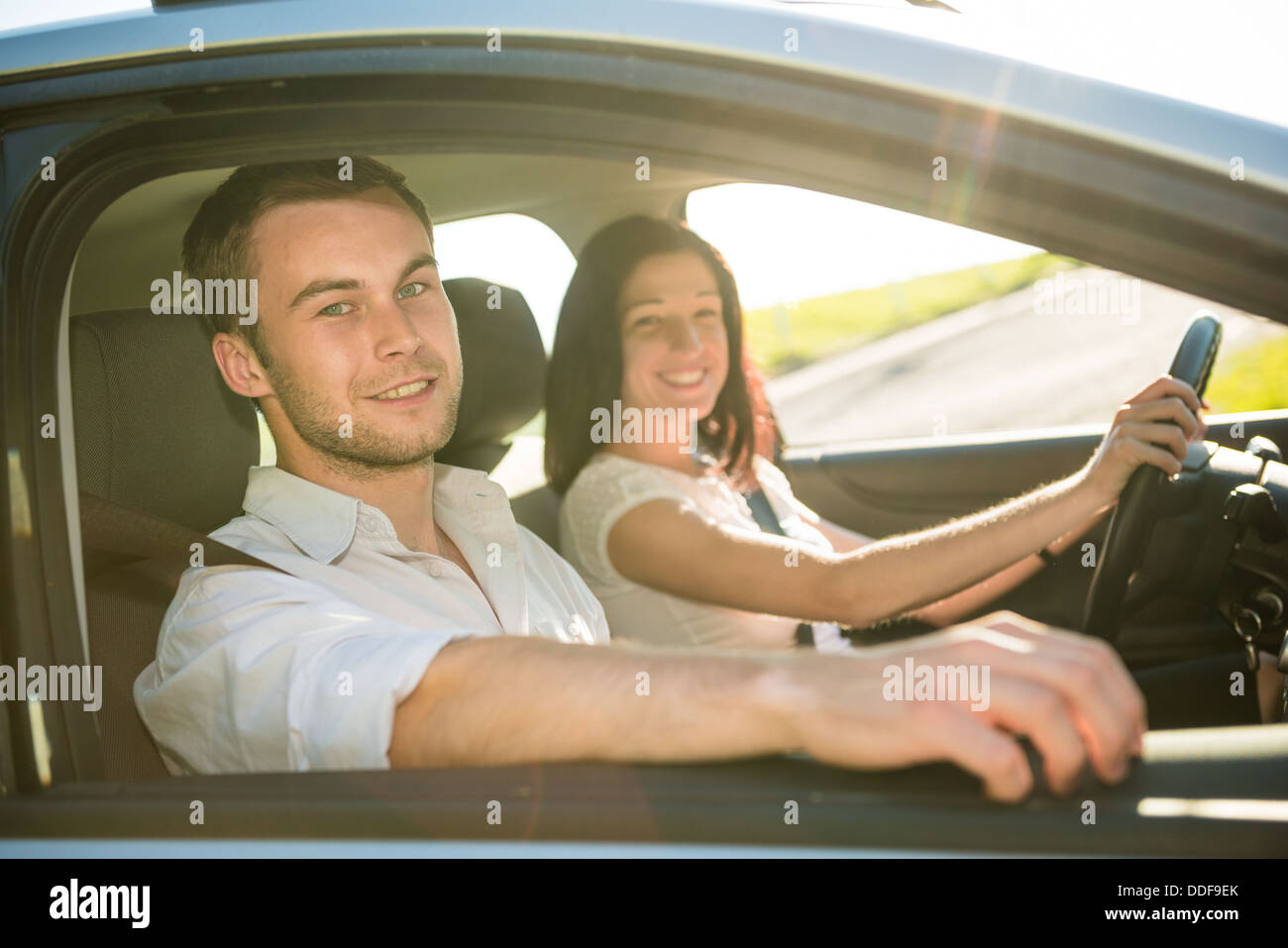 Glückliche Zeit zusammen - paar im Auto, Frau treibt Stockfoto