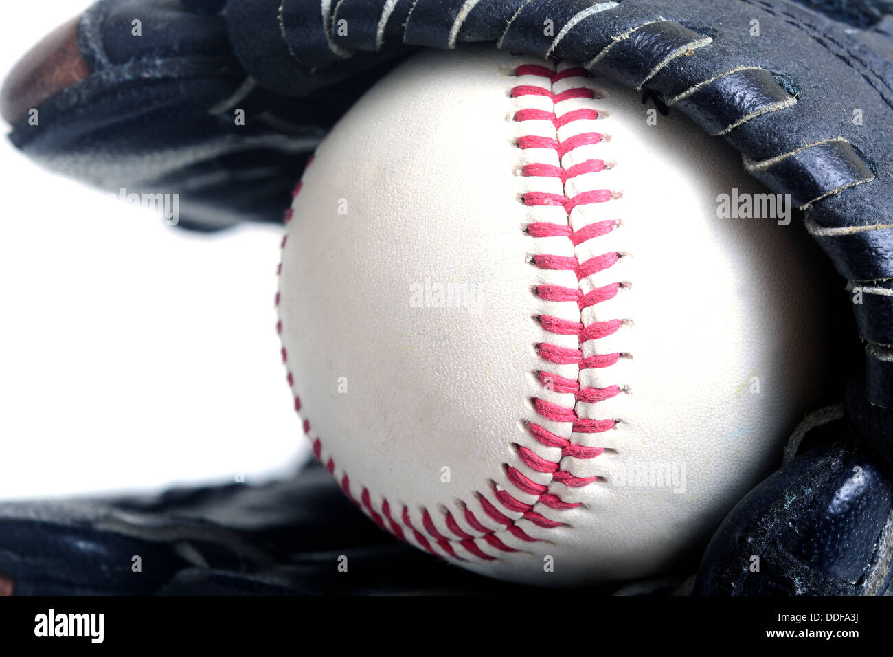 Makroaufnahme eines Baseballs und einen Handschuh Stockfoto