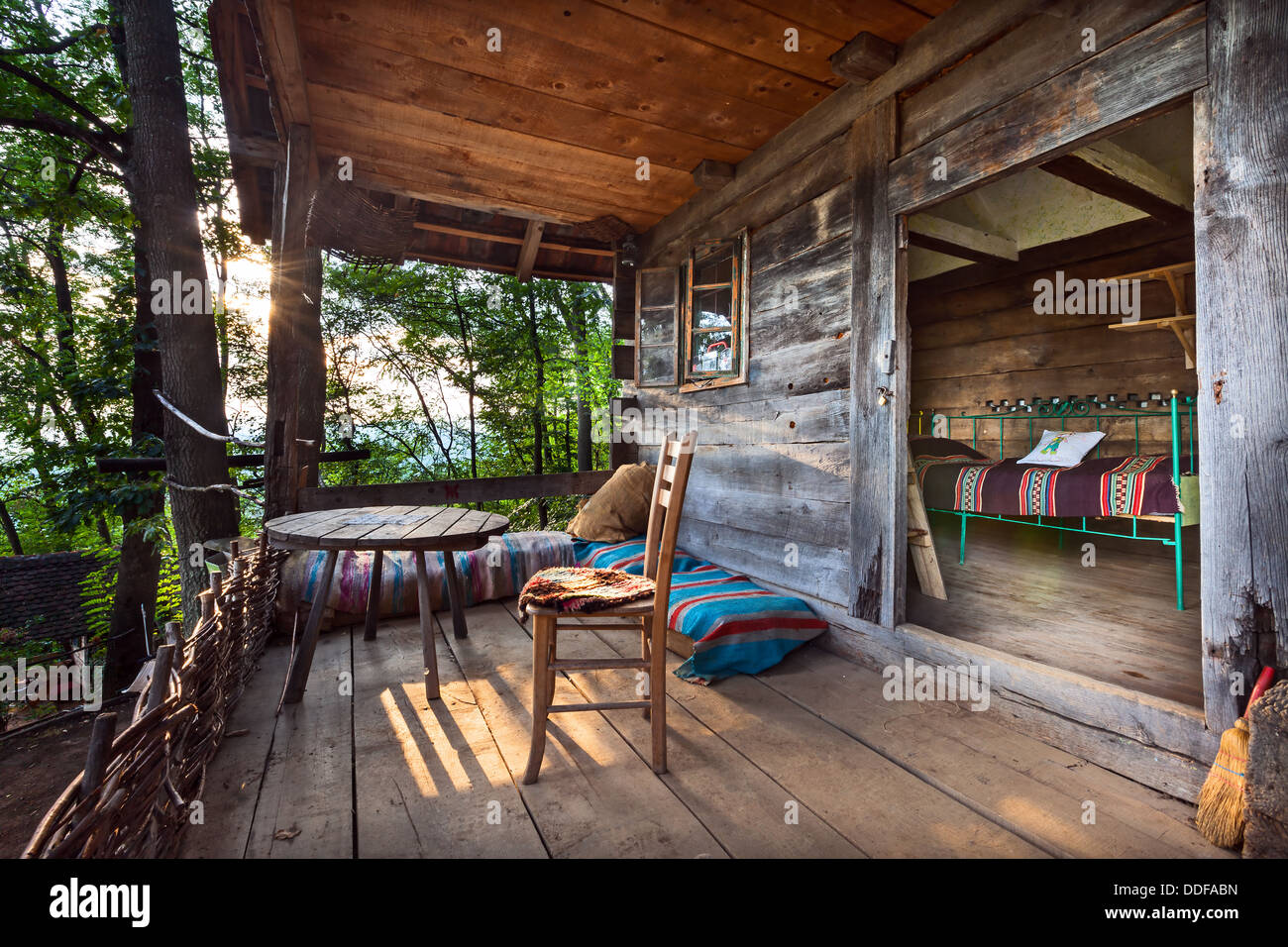 Holzhaus im Wald, Haus aus natürlichen Materialien hergestellt. Stockfoto