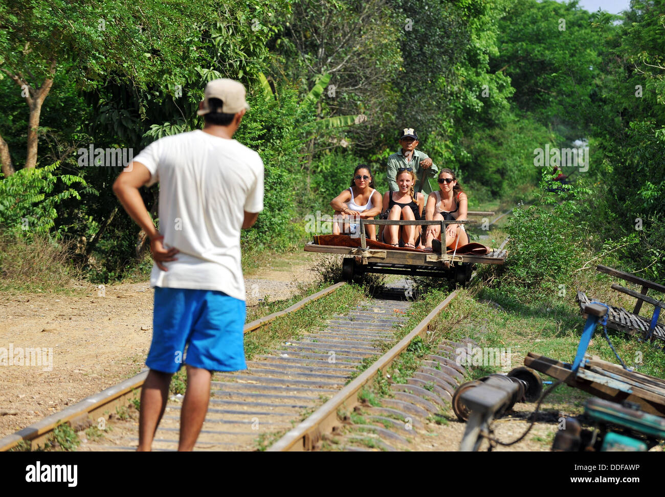 Die Bamboo Train Touristen fahren in Battambang, Kambodscha. Stockfoto