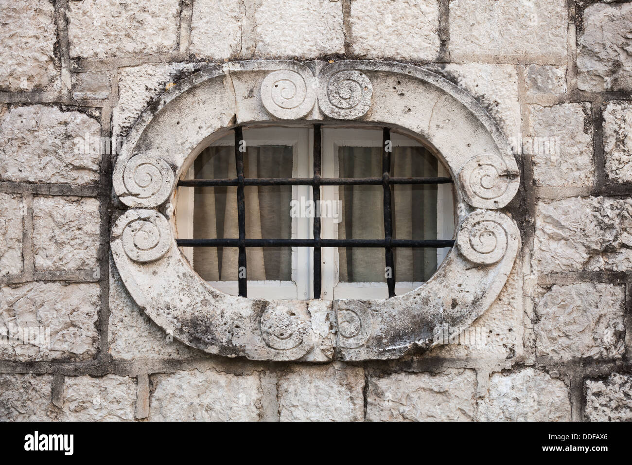 Alte Steinmauer mit Metall Fenstergitter. Perast Stadt, Montenegro Stockfoto