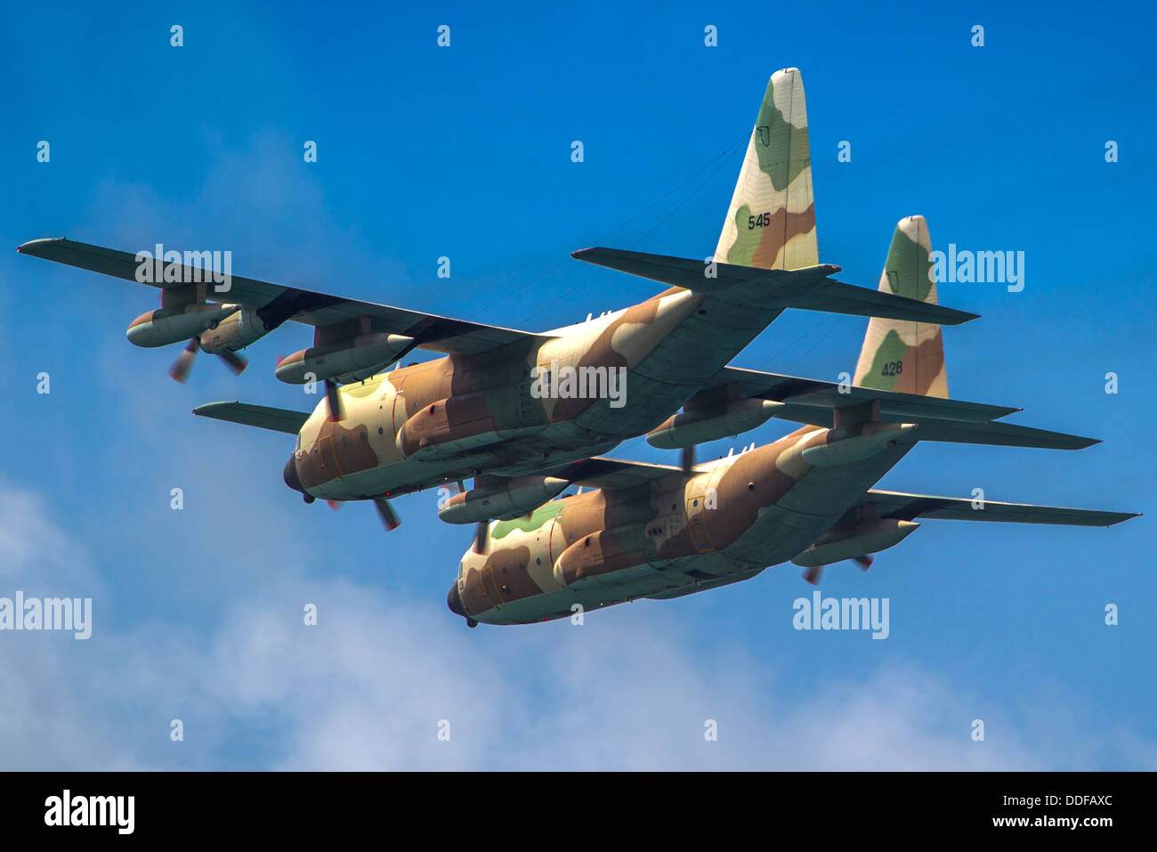 Zwei Luftwaffe israelische (IAF) Hercules c-130 (Karnaf) Flugzeug im Flug Stockfoto