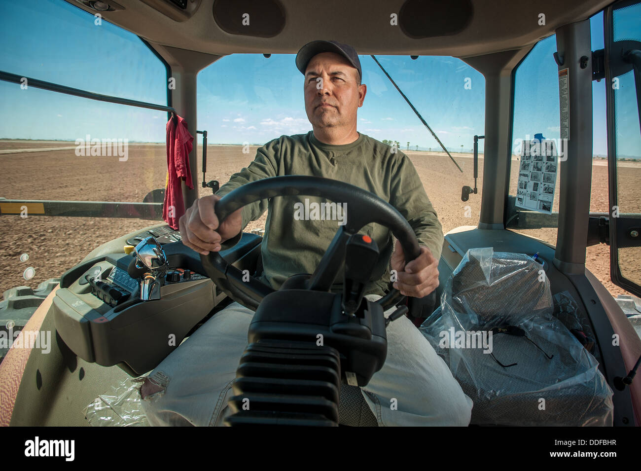 Traktor Pflügen im Feld Maricopa, Arizona Stockfoto