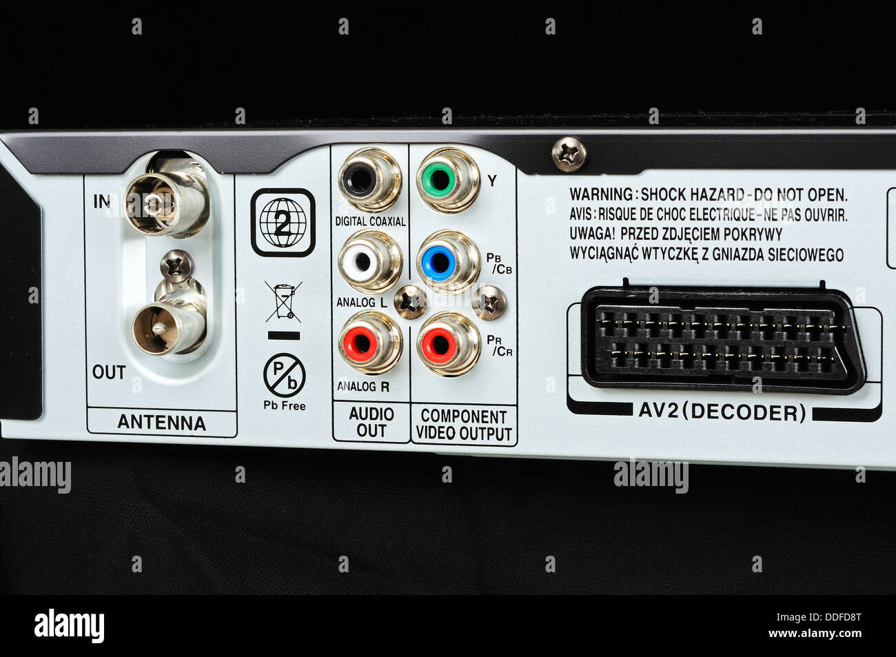 Cinch-/Cinch-Buchsen auf der Rückseite des Video-/HDD-Geräts vor schwarzem Hintergrund. Stockfoto