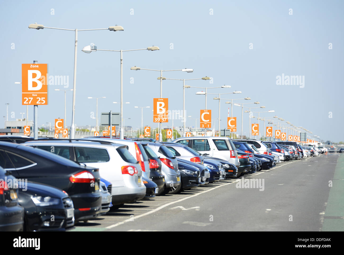 Lange Laufzeit Flughafen Parken, Heathrow, London, England, UK Stockfoto