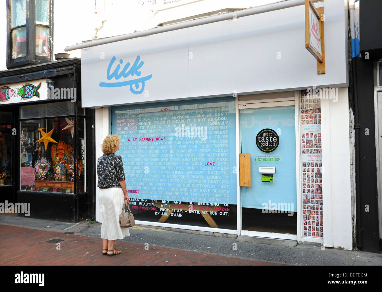 Botschaft an die Kunden aus der lecken Frozen Yogurt Shop in North Laine Bereich von Brighton, die erklären, warum sie geschlossen sind. Stockfoto