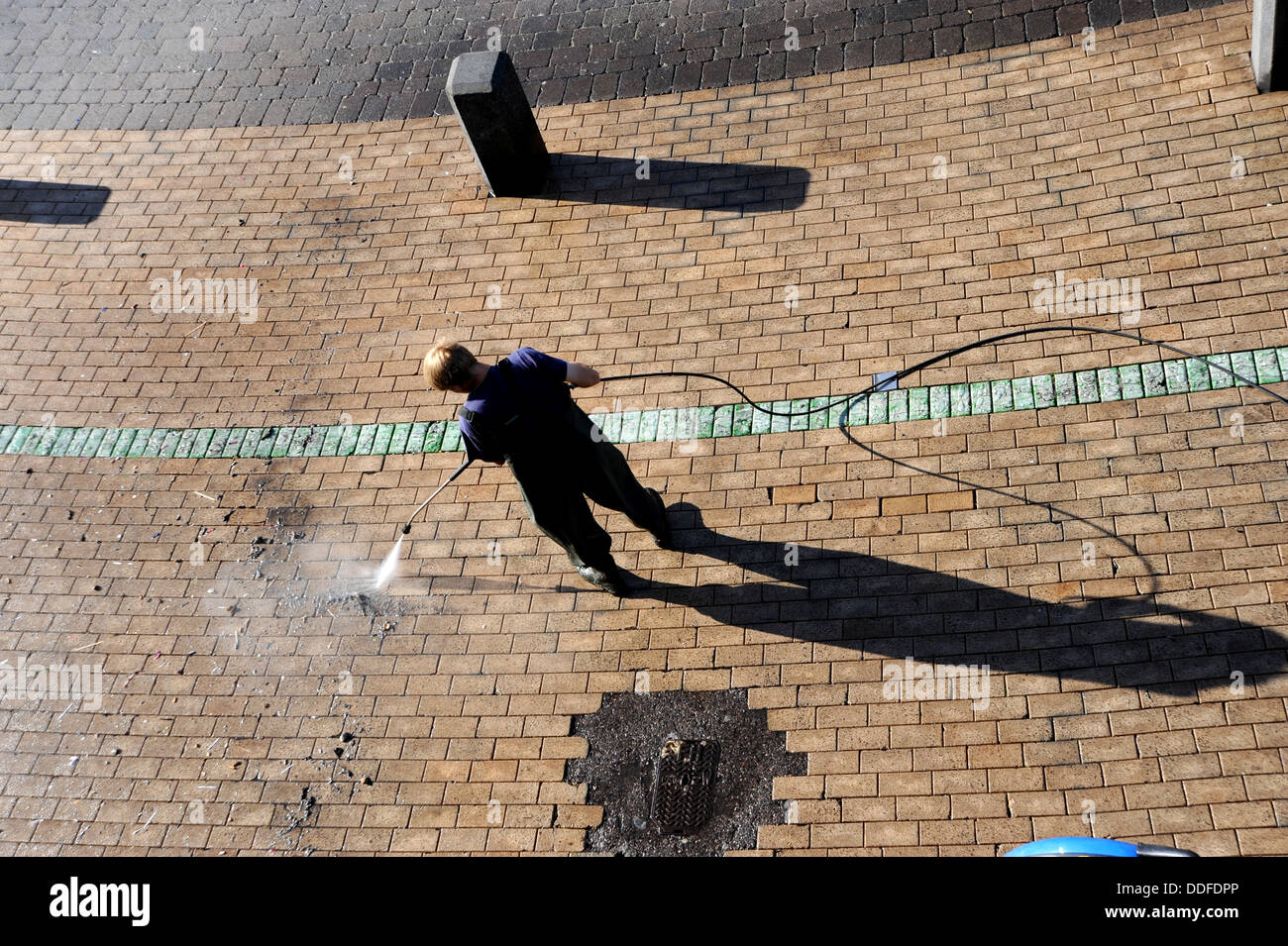 Mann Dampfreinigung Strandpromenade Pflaster Brighton Stockfoto