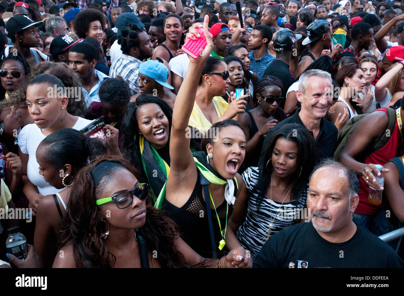 Große Menschenmenge beim Straßenfest Konzert in Notting Hill Gate Stockfoto