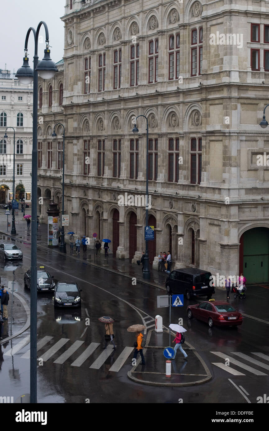 Dach-Draufsicht des Vienna State Opera House im Regen Stockfoto