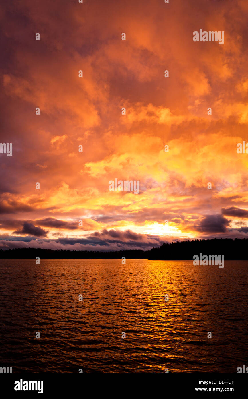 Dramatische feuerroten Sonnenuntergang über einem See Stockfoto