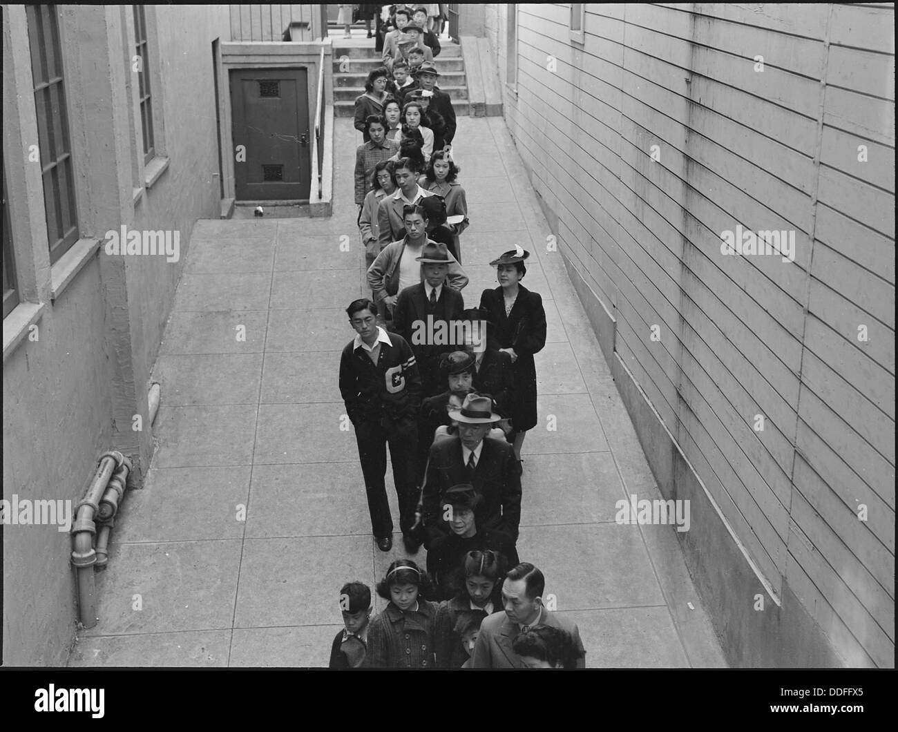 In der Bush Street 2031 in San Francisco warten die Menschen in der Schlange auf die freiwillige Impfung gegen Typhus, eine Gesundheitsinitiative zur Verhinderung von Ausbrüchen. Stockfoto