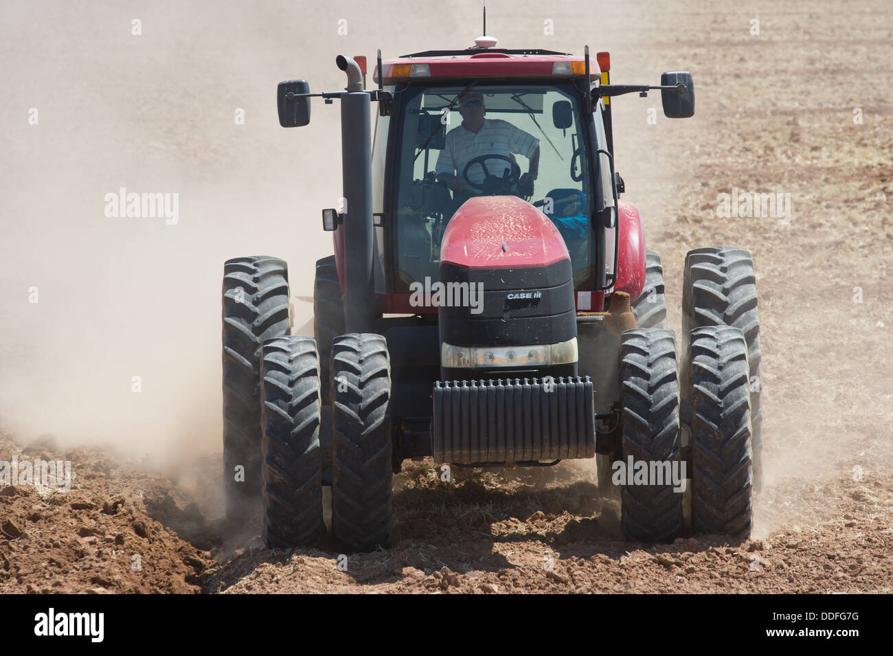Traktor Pflügen im Feld Maricopa, Arizona Stockfoto