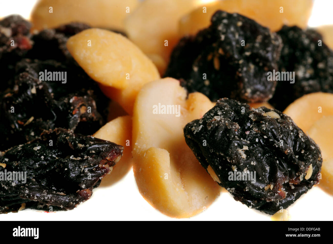 Makroaufnahme der Erdnüsse und Rosinen über weiß Stockfoto
